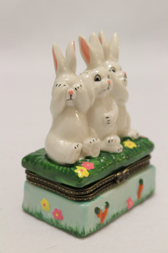 Kawaii Mini Pottery Case for Decoration, Paper weight and Accessory keeper: Rabbit the Butler or Three Rabbits (KG-007))